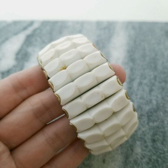 Vintage White Panel Stretch Expanding Bangle Bracelet, Unsigned, Estate - Picture 1 of 6